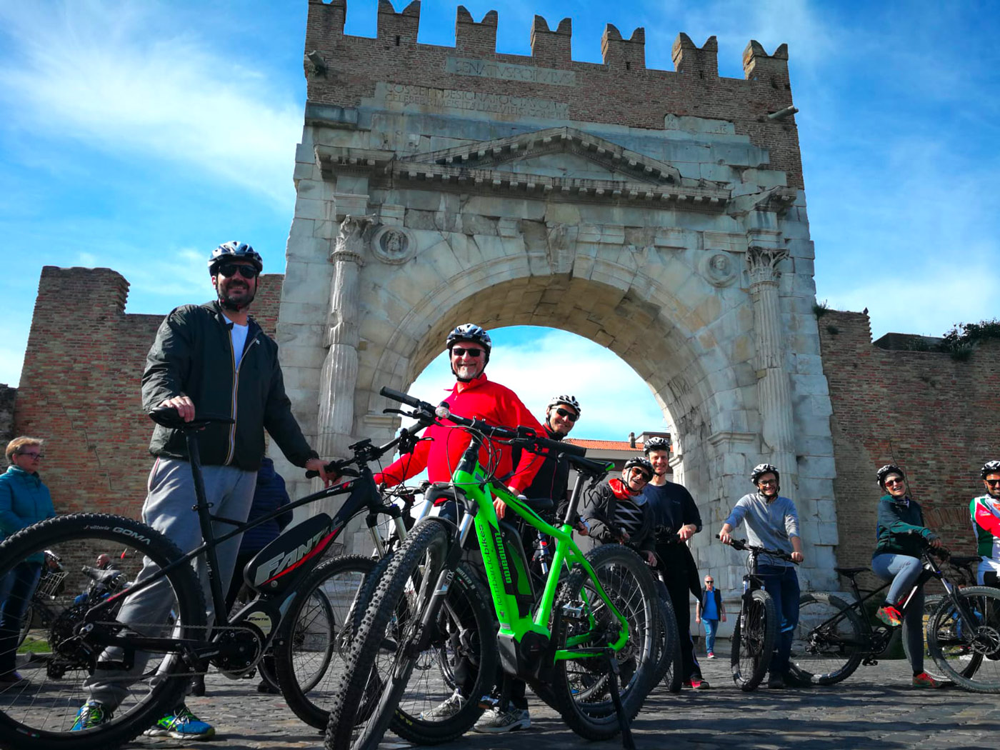 usare una e-bike-ciclisti-con-bicicletta-a-pedalata-assistita-a-Rimini